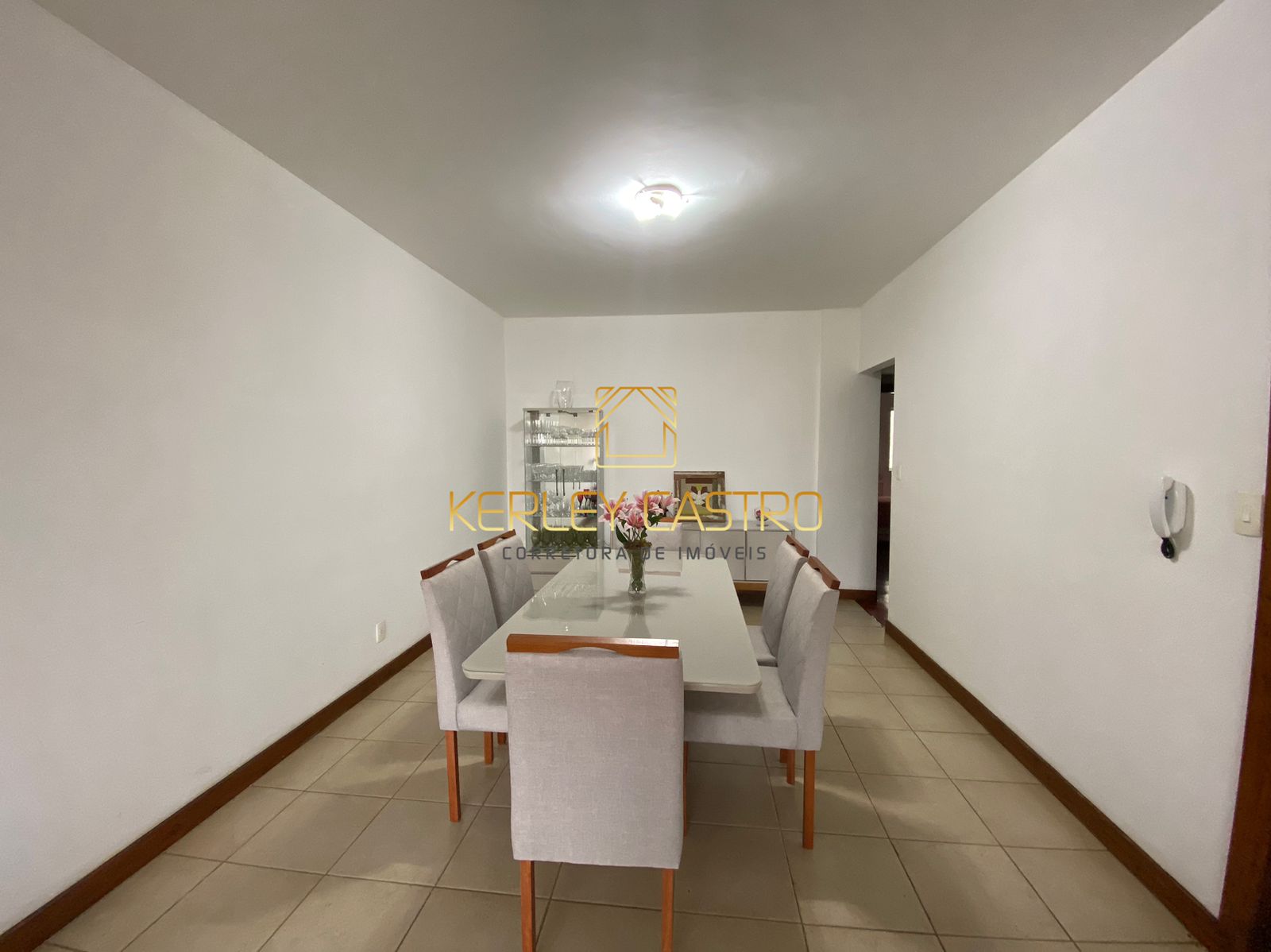 VENDO AMPLO APARTAMENTO NO BAIRRO SANTA HELENA 